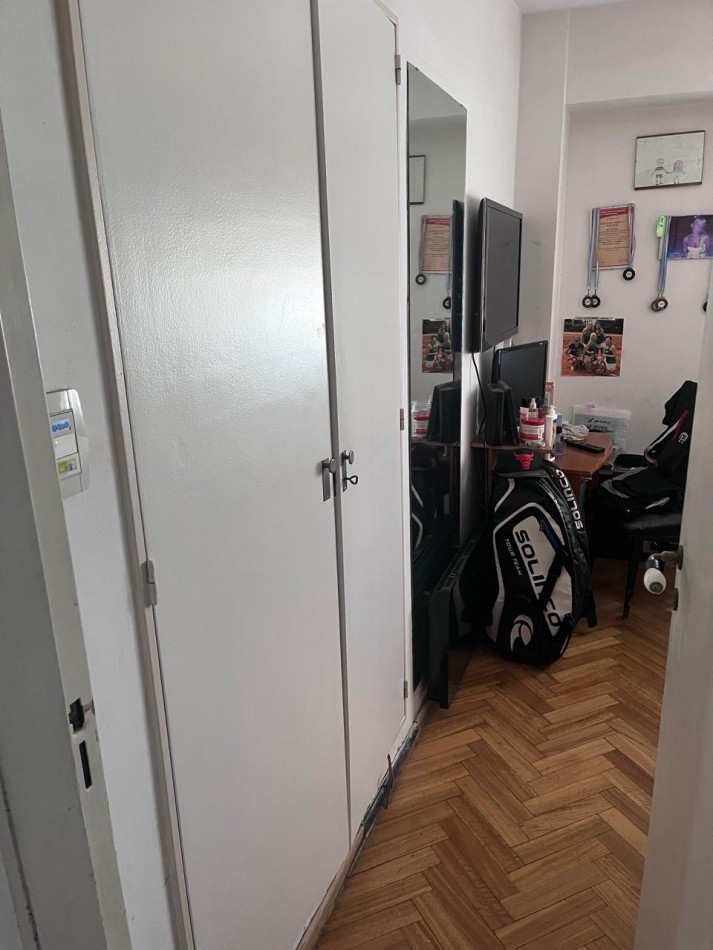 Sarandi 1100. Departamento 3 ambientes frente.