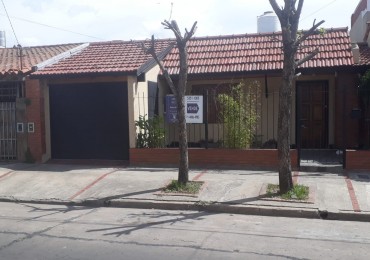 Alsina 900. Casa chalet 3 ambientes con garage.