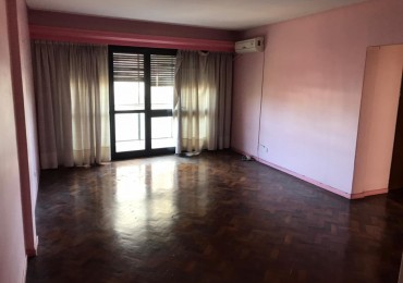 Rawson 200. Departamento 3 ambientes con dependencia de servicio.
