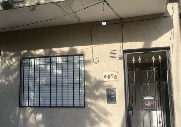 Zequeira 6900. PH 2 ambientes planta baja con patio.